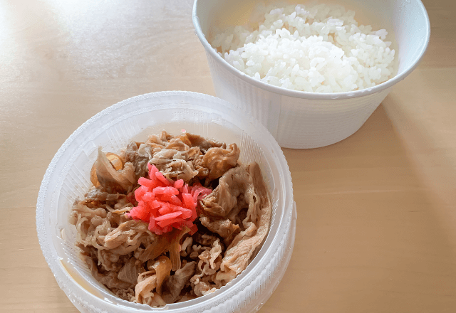 テイクアウトした牛丼を自転車で持ち帰ったらグチャグチャに。『新しいのを届けに来い!』と電話した結果…