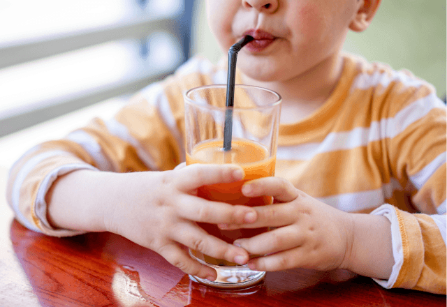 ストローで飲めない子どもに！スムーズに進むおすすめ練習法