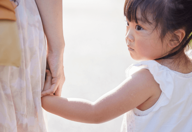 満員電車で…母親と女の子が乗車。降車時⇒「皆さん、ありがとうございました」母親が涙した乗客の行動とは…