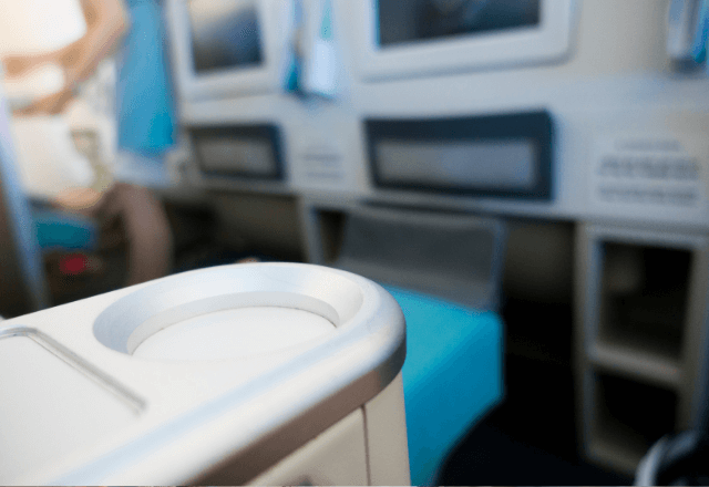 飛行機で…「これ見て」仕事中の私にCAが渡したメモ。中身を見た直後⇒「嘘でしょ…」涙が溢れたワケ…