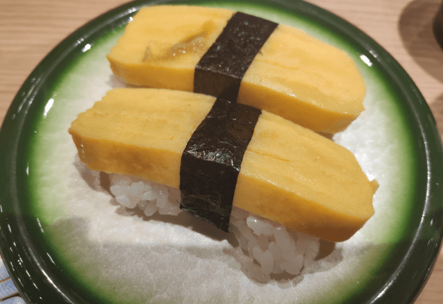 家族で行った回転寿司で…弟「たまご！」と大はしゃぎ。しかし一口食べた瞬間⇒「え…？」表情が凍り付いたワケ…