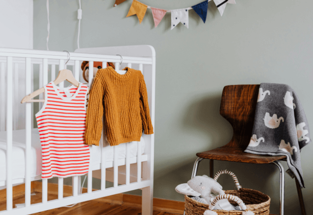 赤ちゃんの服はどう選ぶ？季節ごとの着せ方と素材のポイント