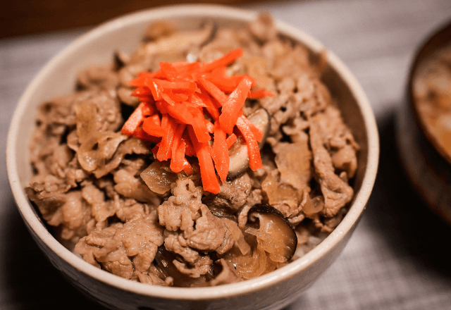 義実家で…義母「すき焼き丼よ」妊娠中の私「いただきます」直後⇒夫「まって、これ…！」顔面蒼白の理由にゾッ…