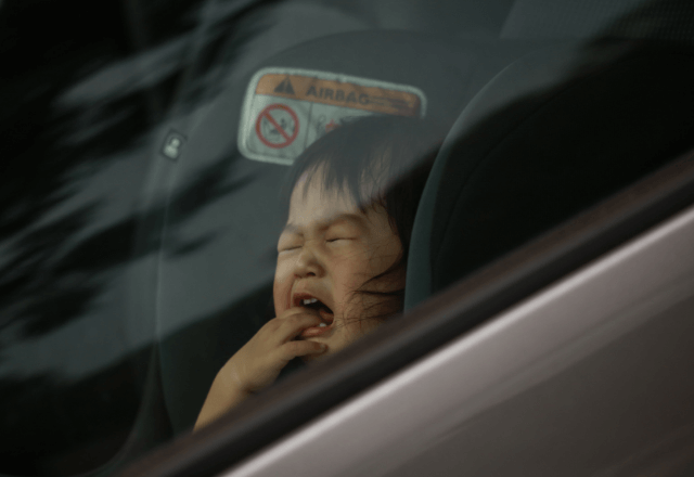 SAで…「文句あんのか！」窓を叩く男に怯える親子。直後⇒「君…」隣の高級車による【制裁】に男が逃走…