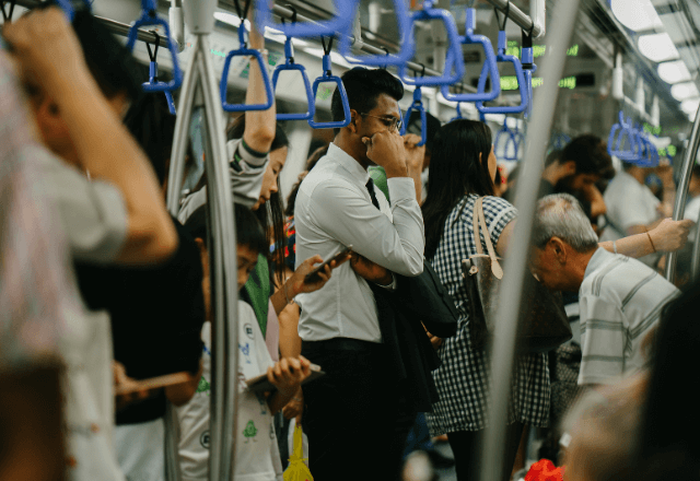 満員電車で…女子高生「すみません…！」サラリーマン「え？」直後⇒予想外の【発言】に…車内がパニックに！？