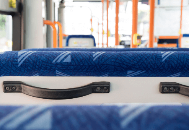 バスで…ガラガラの車内で女性の前に仁王立ちする男。直後⇒「離れてください！」運転手がアナウンスしたワケ…