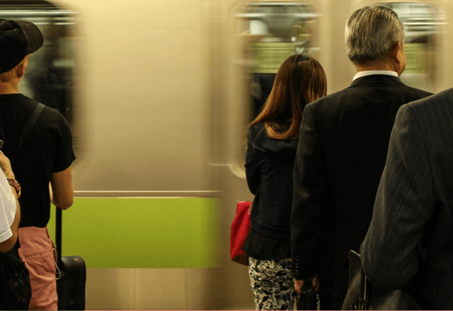 満員電車で…「てめえ！」足を踏まれて激怒する男性。直後⇒「あの…」隣の女性の【衝撃の一言】で形勢逆転…！？