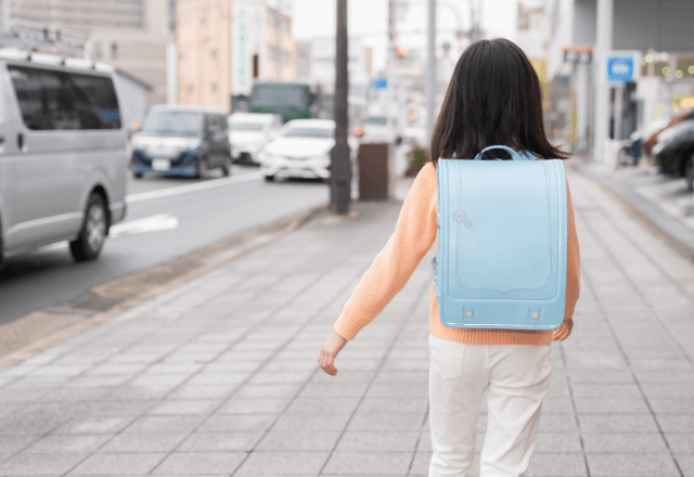 下校中…男「学校の名簿をくれたら、おもちゃあげるよ」断った数日後⇒【衝撃の展開】に戦慄…