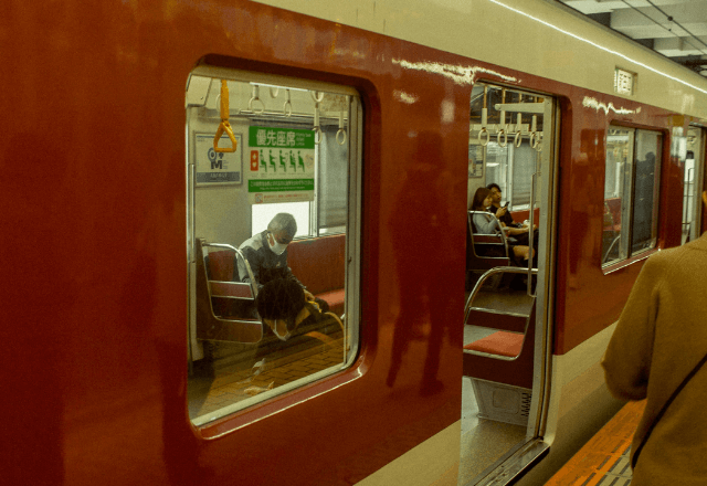 「どこまで行きますか？」電車で不安そうにする外国人親子を助けた数日後⇒「あなたに…」手渡された手紙に涙…