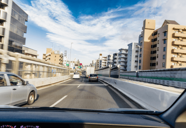 高速で…「なんで減速するの？」運転手の友人に尋ねた瞬間⇒「違う…！」運転席で起きていた事態にゾッ…