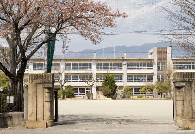 小学校に“度々呼び出される”母親に違和感。だが数年後⇒母「あの時、先生に…」驚愕の真相に言葉を失う…