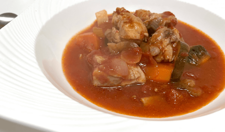 「手伝おうか？」という無神経への処方箋！重厚な鍋で恨みを旨味に変える『無水チキントマト煮』