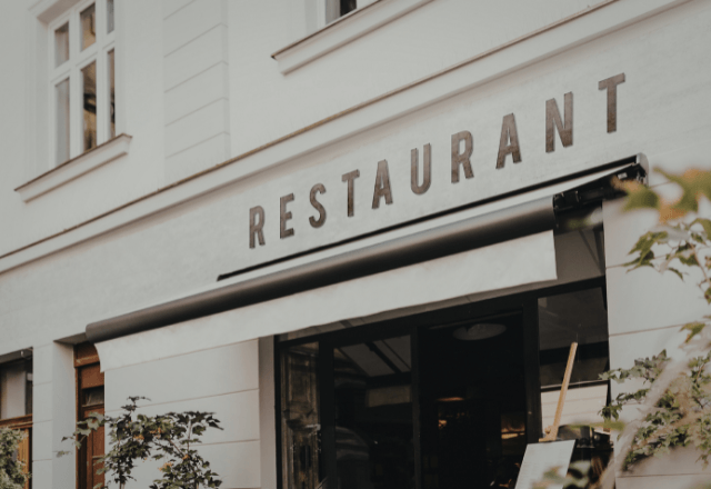 飲食店で…私「料理まだ？」店員「今作ってる！」1時間放置された直後⇒常連が来た瞬間の【衝撃的な行動】に絶句…