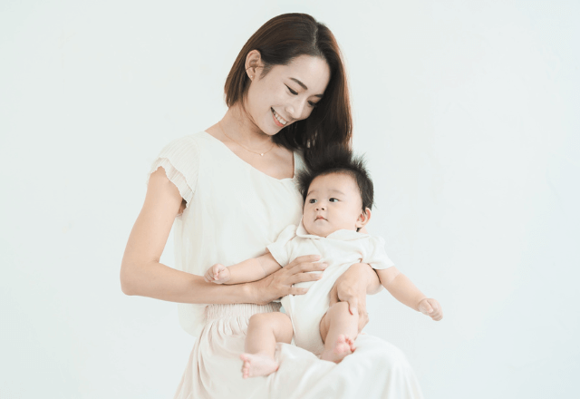 赤ちゃんの人見知りは成長の証！パパや祖父母、場所見知りに安心感を与えるコツとは