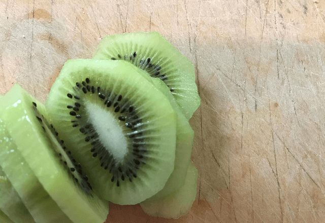 【管理栄養士監修】離乳食のキウイはいつから？種と芯の処理・アレルギーの注意点