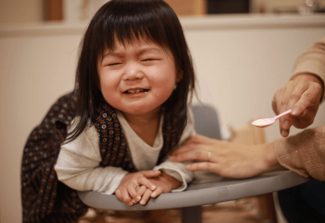 食事の片付けが憂鬱…。子どもが「遊び食べ」をする理由と今すぐできる3つの対策【管理栄養士監修】