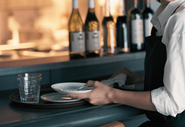 バイト中…トレイごと転倒して“食器20個が全割れ”。店内が静まり返った直後⇒先輩の【意外な一言】に涙…