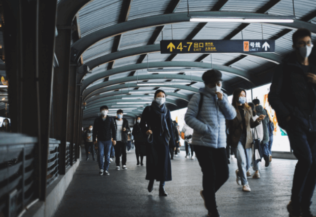 駅で…毎回“ぶつかる”女性に抱いた違和感…しかしある日⇒通行人の怒声で全てが明らかに！