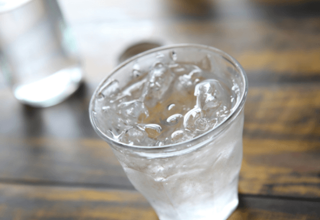 カフェで…『グラスにリップが付いてるので交換してもらえますか？』店員に伝えた結果⇒無慈悲な対応に唖然…