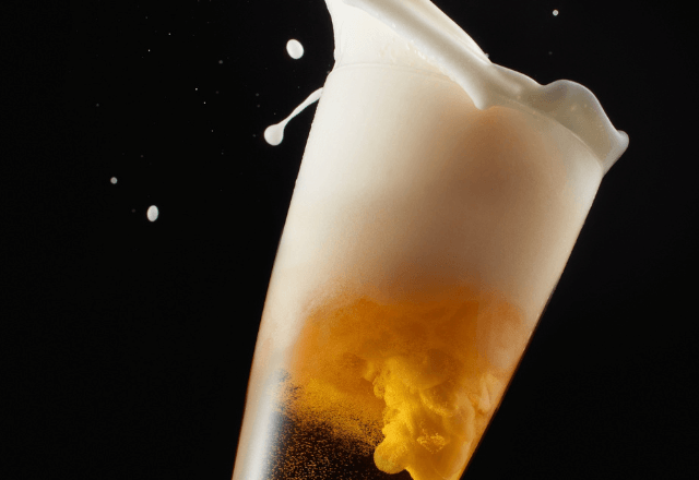 居酒屋で…客にビールをぶち撒けた新人店員。直後⇒駆けつけた男性店員が見せた【あり得ない光景】に唖然…