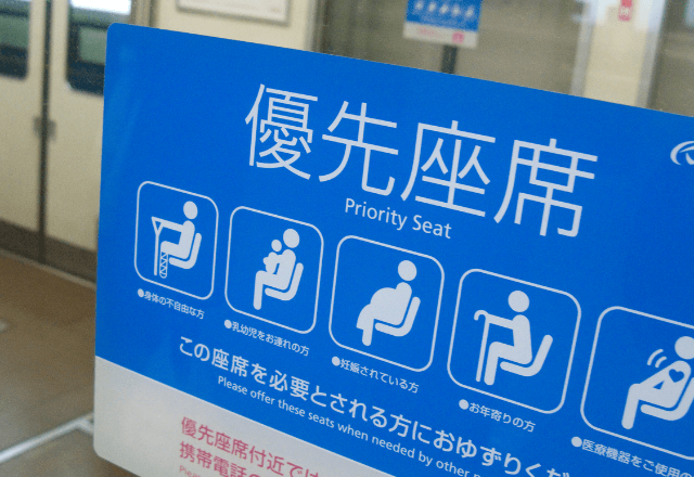 電車で…”妊婦の妻”を無視して優先席に座る夫。しかし次の瞬間⇒乗客の【一言】で形勢逆転！