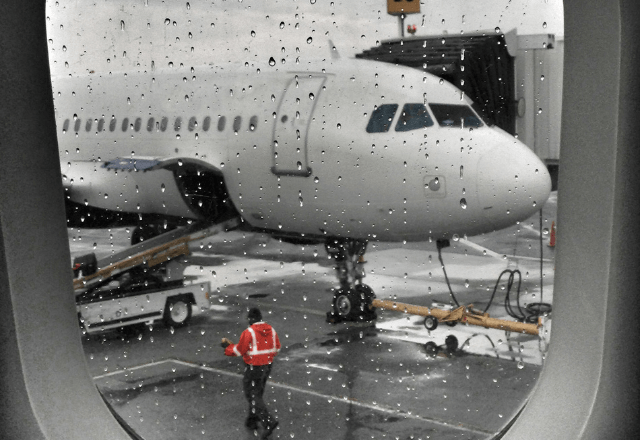 帰省中の飛行機で…「引き返します」到着直前のアナウンス。直後⇒家族が下した【衝撃の決断】に「ウソ！？」