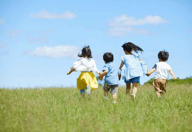 卒園式で…「嫌な予感がする」落ち着かない息子が外に出た直後⇒レンズ越しに映った“戦慄の光景”と、無邪気すぎる笑顔に絶句…