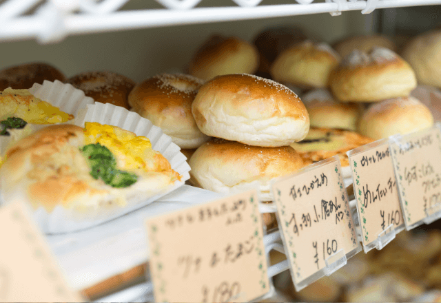 パン屋で…店員「床に落としたパンは棚に戻さないでください！」母親に注意した結果⇒まさかの“逆ギレ”にあ然…