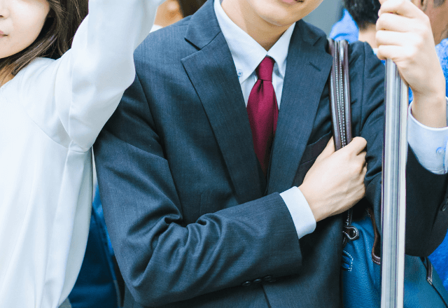 『ぶつかってんじゃねえよ！』満員電車で激怒する男性。直後⇒“年配女性の返し”に空気が一変―！？