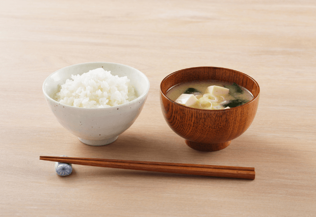 義実家で…義母「ここでいいわよね」“小さな椅子”を強制される嫁。夫が庇った結果⇒義母の【ありえない反撃】にゾッ…