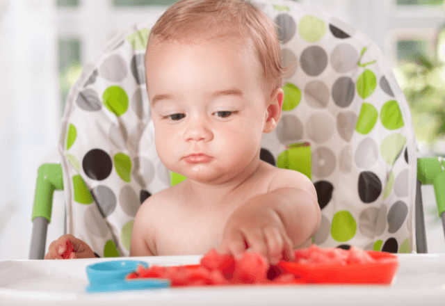 離乳食完了期を楽しく過ごす！手づかみ食べの多面的なメリットを探る
