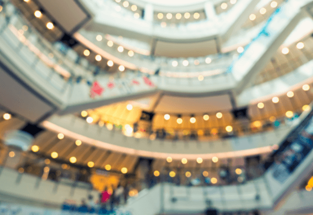 百貨店で…同僚「面倒だから（笑）」困っている客を無視した結果⇒後日判明した【客の正体】に「ウソ…」