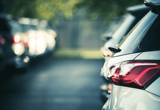駐車場で…「なんか歪んでる？」遠くから見えた愛車の異変。駆け寄った結果⇒【あまりにも無惨な姿】に「ウソ…」