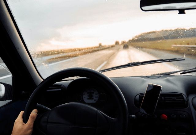 信号待ちで…「危ない！」割り込み車にクラクションを鳴らした直後⇒車から降りてきた“いかつい男”の行動に驚愕