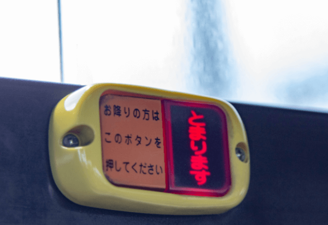 バスで…降車ボタンを連打する子どもたち…乗客が注意するも無視。直後⇒運転手が見せた驚きの対応に「えっ！」