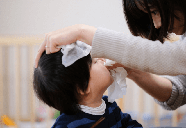 鼻拭きを嫌がるのには理由が！逃げ回る子が変わる「鼻かみ」練習法【保育士監修】
