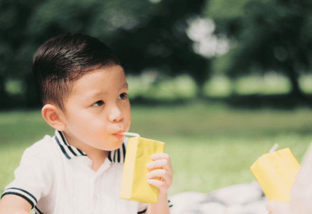 子どもがストローで飲まないときは？始める時期の目安やおすすめの練習法