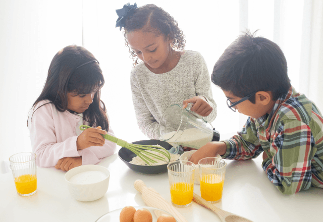 お料理のお手伝いで食育を！楽しく学べる「混ぜる」作業から始めよう