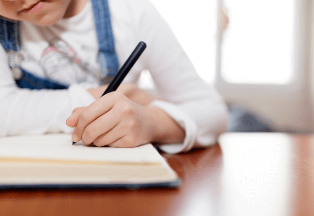 リビング学習のレイアウト術！集中できる環境作りとスッキリ収納のコツ