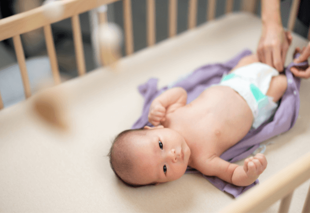 男の子のオムツ替え｜安全な方法とコツ