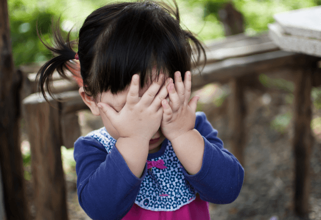 赤ちゃんの人見知りはいつから？はじまる理由と上手な対応策