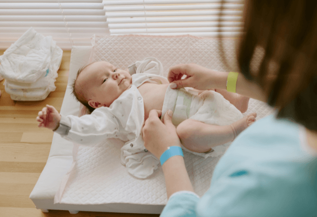 男の子のオムツ替えはどうやる？安全に手早く進める手順とコツをご紹介