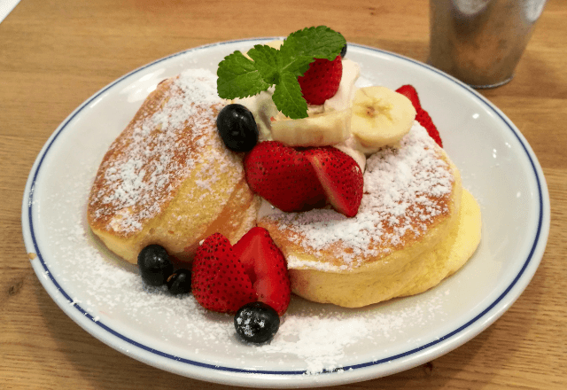 カフェで…無料券でパンケーキを頼むも【1時間放置】直後⇒“後から来た客”にパンケーキが届いた理由に絶句…