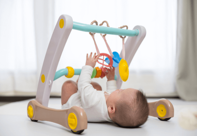 100均フラフープで変身！手作りベビージムの簡単な作り方