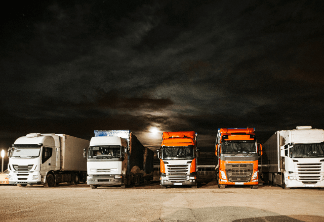 SAで…私「エンジンかからない」業者「到着は2時間後です」絶望した直後⇒トラック運転手の【神対応】に涙…