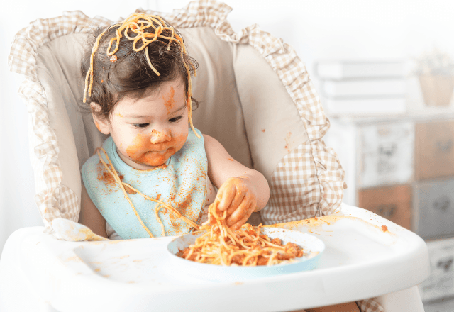 赤ちゃんが手づかみ食べを始める目安は？おすすめレシピや注意点も紹介！