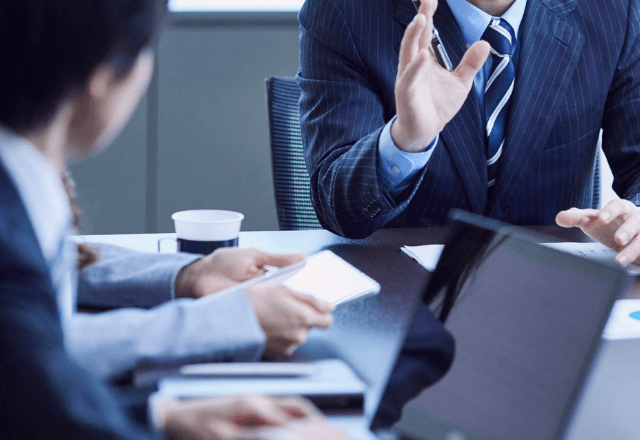 取引先の会議中…同僚「老害は黙ってろ（笑）」私「はーい」直後⇒取引先「契約は白紙で」勘違いしていた同僚の末路…