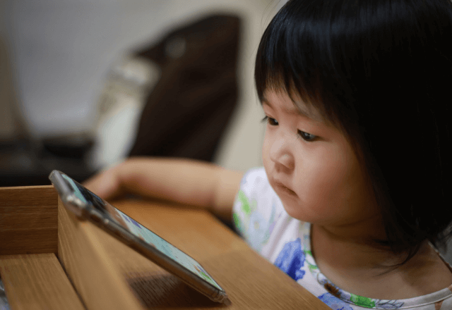 「外で遊べない」日の救世主。冬の動画視聴とおやこのルール作り【保育士監修】