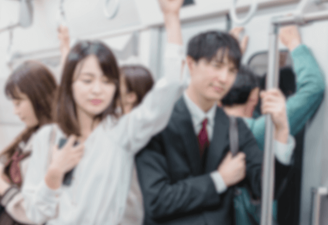「どけ！」乗客を突き飛ばし、女性に飲み物をかけた男。直後⇒“放たれた一言”で乗客全員が動き出し―！？
