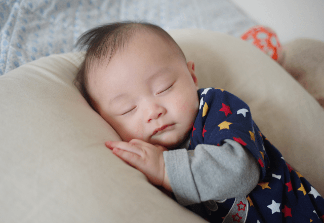 保育園の工夫も！赤ちゃんがスムーズに眠れる寝かしつけのコツと裏ワザ